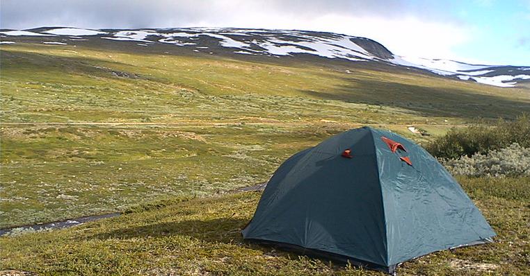 Ein Zelt auf dem Saltfjell-Hochgeborgsplateu